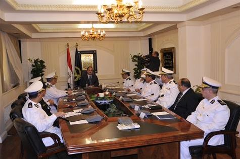 اجتماع وزير الداخلية مع قيادات الوزارة